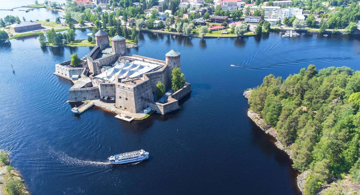savonlinna opera festival dress code Tonight at the Savonlinna Opera Festival, visiting opera company Festival Perelada present Henry Purcell's opulent 'The Fairy Queen', based on Shakespeare's 'A Midsummernight's Dream': https://operafestival.fi/en/ohjelmisto/the-fairy-queen/ photos